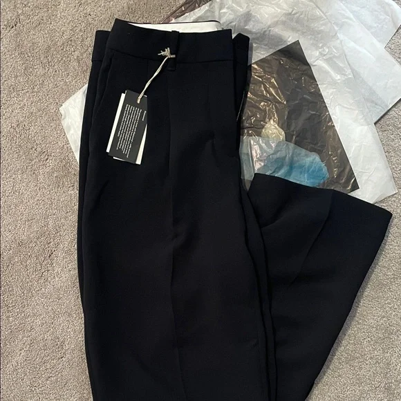 Aritzia effortless Black Women's Trousers - Picture 2 of 2